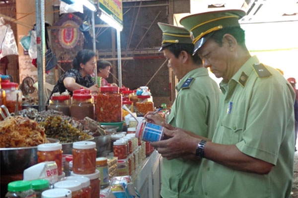 CÁC CƠ SỞ SẢN XUẤT, KINH DOANH THỰC PHẨM KHÔNG CÓ GIẤY CHỨNG NHẬN VỆ SINH AN TOÀN THỰC PHẨM SẼ BỊ PHẠT NHƯ THẾ NÀO?