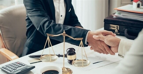 NGƯỜI ĐẠI DIỆN THEO PHÁP LUẬT CÓ ĐƯỢC THỰC HIỆN CÁC QUYỀN CỦA CHỦ TỊCH HỘI ĐỒNG QUẢN TRỊ KHI NGƯỜI NÀY VẮNG MẶT HAY KHÔNG? 