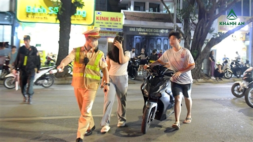 Hành vi nào bị coi là tội gây rối trật tự công cộng?